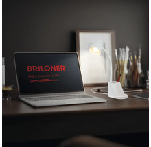 Szene mit einem Laptop mit dem Briloner Logo und einer weißen Schreibtischlampe.