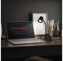 Schreibtisch mit Laptop und Briloner Lampe