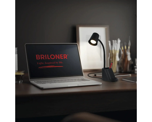 Schreibtisch mit Laptop und Briloner Lampe