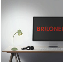 Arbeitsplatzszene mit Schreibtischlampe, Kopfhörern, Tastatur und Monitor mit dem Briloner Logo.