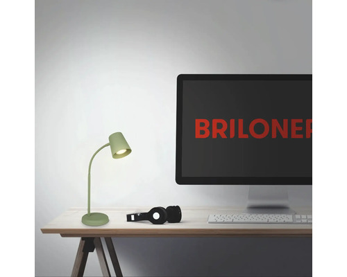 Arbeitsplatzszene mit Schreibtischlampe, Kopfhörern, Tastatur und Monitor mit dem Briloner Logo.