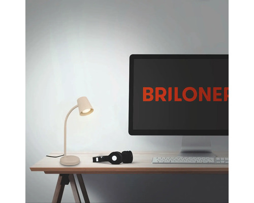 Schreibtisch mit Briloner Logo auf Computerbildschirm und Schreibtischlampe