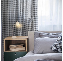 Schlafzimmer mit Nachttisch und flexibler Tischleuchte