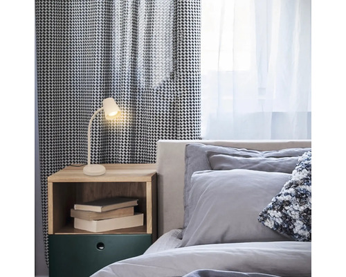 Schlafzimmer mit Nachttisch und flexibler Tischleuchte