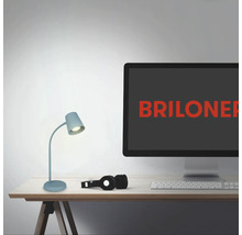Szene mit Schreibtischlampe, Computer mit Briloner Logo, Kopfhörer und Tastatur