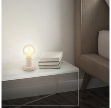 Dekorative Tischleuchte auf einem Nachttisch mit Büchern