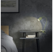 Szene mit einer Klemmleuchte auf einem Nachttisch neben einem Bett