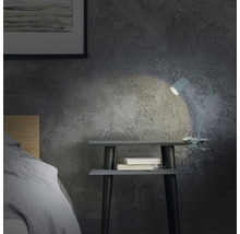 Bettzimmerszene mit Nachttisch und Klemmleuchte