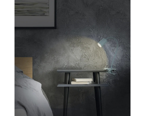 Bettzimmerszene mit Nachttisch und Klemmleuchte