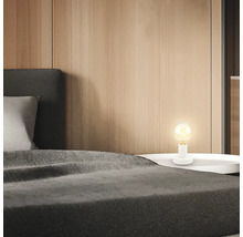 Szene mit Bett und Nachttischlampe