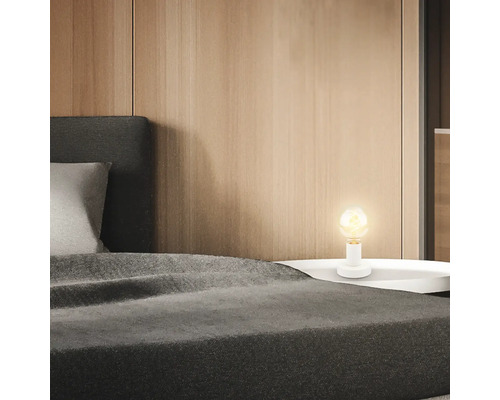 Szene mit Bett und Nachttischlampe