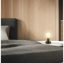 Schlafzimmerszene mit Nachttischlampe auf einem Nachttisch