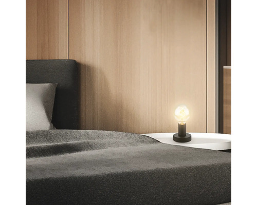 Schlafzimmerszene mit Nachttischlampe auf einem Nachttisch