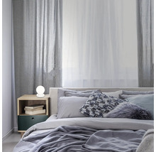 Schlafzimmer mit Bett, Nachttisch und Kugel-Tischleuchte