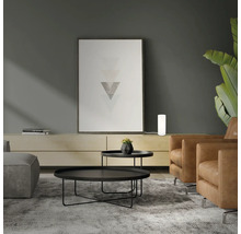 Wohnzimmer mit Couchtisch, Sessel und Dekoration