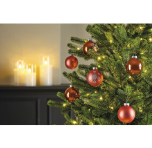 Geschmückter Weihnachtsbaum mit Christbaumkugeln und LED-Lichterkette