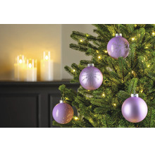 Weihnachtsbaum geschmückt mit Christbaumkugeln und Lichtern