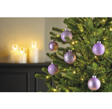 Nahaufnahme eines geschmückten Weihnachtsbaums mit lila Kugeln und Lichtern