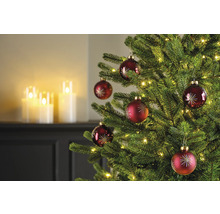 Sapin de Noël décoré avec des boules de Noël rouges et des lumières