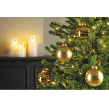 Geschmückter Weihnachtsbaum mit goldenen Kugeln und Lichtern