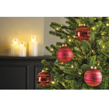 Sapin de Noël décoré avec boules rouges et lumières