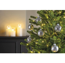 Geschmückter Weihnachtsbaum mit silbernen Kugeln und Lichterkette