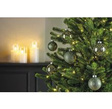 Dekorierter Weihnachtsbaum mit Baumschmuck und Kerzen