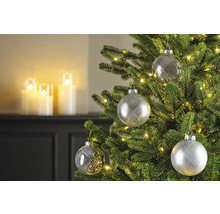 Geschmückter Weihnachtsbaum mit silbernen Kugeln und Lichtern