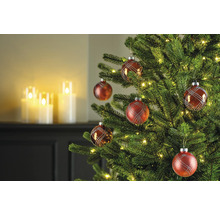Dekorierter Weihnachtsbaum mit roten Christbaumkugeln und LED-Lichtern
