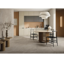 Cuisine claire avec kitchenette, table à manger et chaises