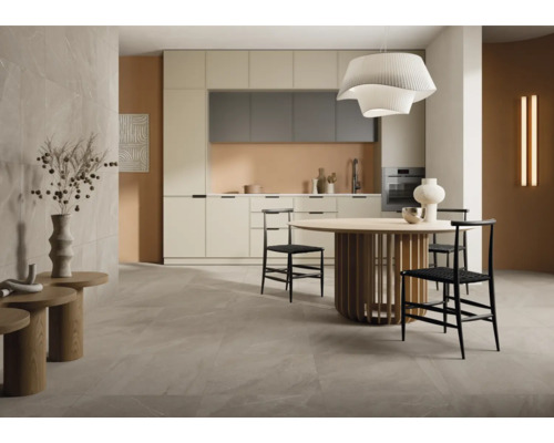 Cuisine claire avec kitchenette, table à manger et chaises