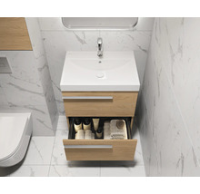 Badezimmer mit Waschtischunterschrank, Armatur und offenem Schubfach