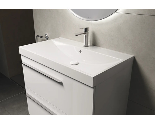 Waschtisch mit Schubladen und Armatur im Badezimmer