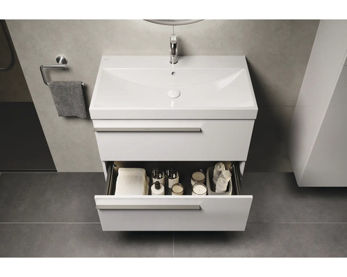 Modernes Badezimmer mit weißem Waschtischunterschrank und offenem Schubfach