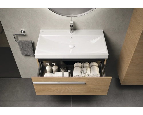 Waschtisch mit offenem Schubfach im modernen Badezimmer