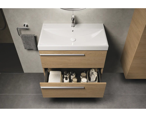 Badezimmer mit Waschtischunterschrank, offenem Schubfach und Accessoires
