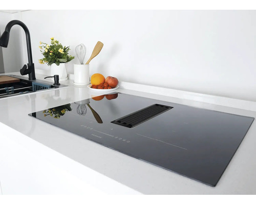 Schwarzes Induktionskochfeld mit integriertem Dunstabzug in einer modernen Küche.