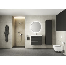 Modernes Badezimmer mit Dusche, Waschtisch mit Spiegel, Toilette und Bademantel