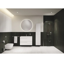 Modernes Badezimmer mit Toilette, Waschtisch, Spiegel und Dusche