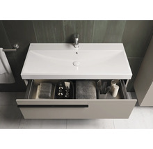 Waschtischunterschrank mit geöffneter Schublade, Waschbecken, Armatur und Badutensilien.