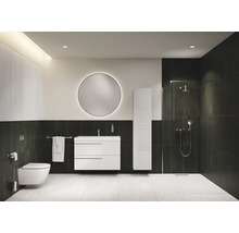 Helles Badezimmer mit Toilette, Waschtischunterschrank, Spiegelschrank und Dusche.