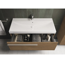 Modernes Badezimmer mit Waschtischunterschrank, offenem Schubfach und Handtüchern