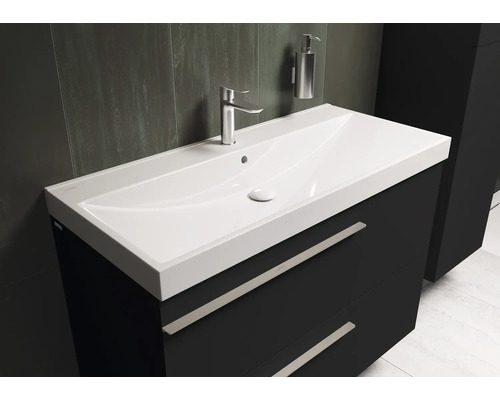Meuble-lavabo avec meuble bas et robinetterie dans la salle de bains