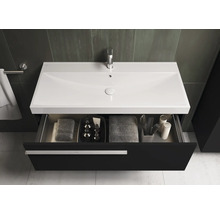 Salle de bains avec meuble sous-vasque avec tiroir ouvert et lavabo