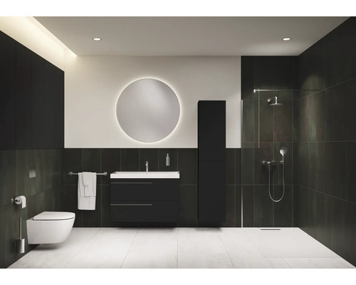 Salle de bain moderne avec toilettes, lavabo, miroir et douche
