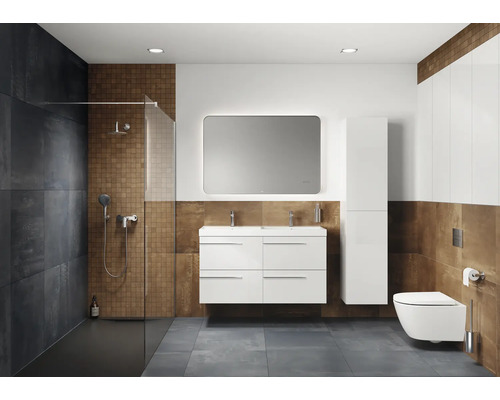 Salle de bains moderne avec douche, lavabo, miroir et toilettes.
