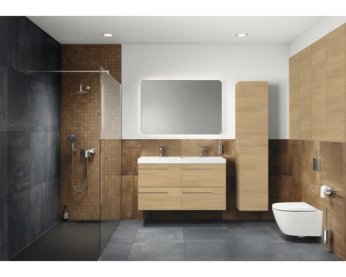 Salle de bain lumineuse avec douche, lavabo, miroir et toilettes