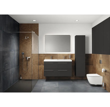 Salle de bains moderne avec douche, lavabo, miroir et toilettes.