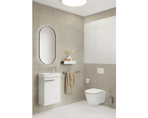 Salle de bain moderne avec lavabo, miroir, porte-serviettes et WC suspendu.