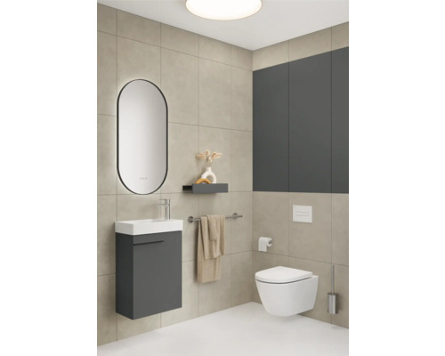 Salle de bain lumineuse avec lavabo, miroir, toilettes et porte-serviettes